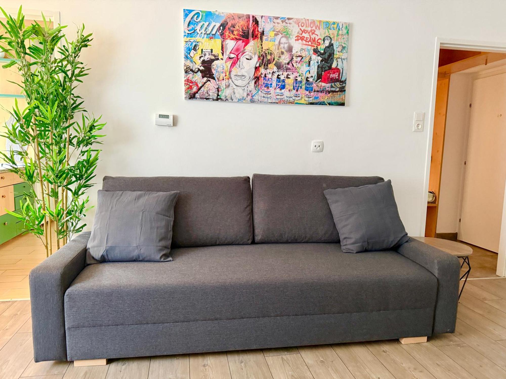 Cosy Near Airport & Train Apartment
