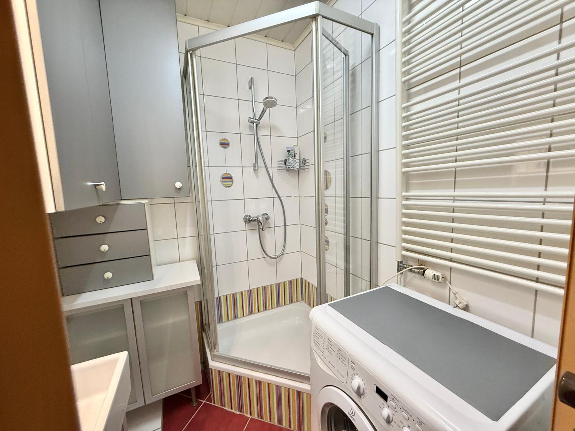 Cosy Near Airport & Train Apartment *