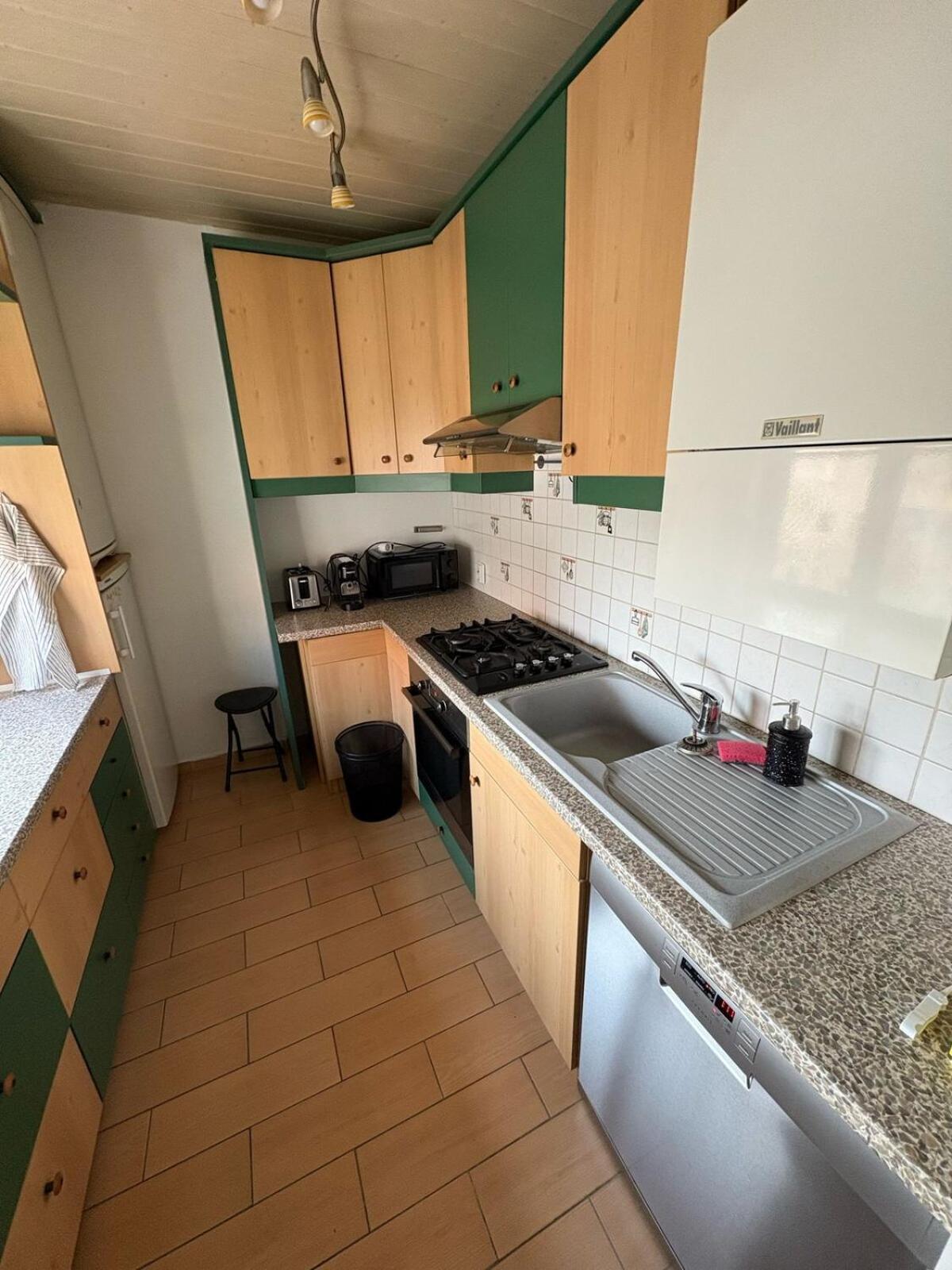 Cosy Near Airport & Train Apartment *