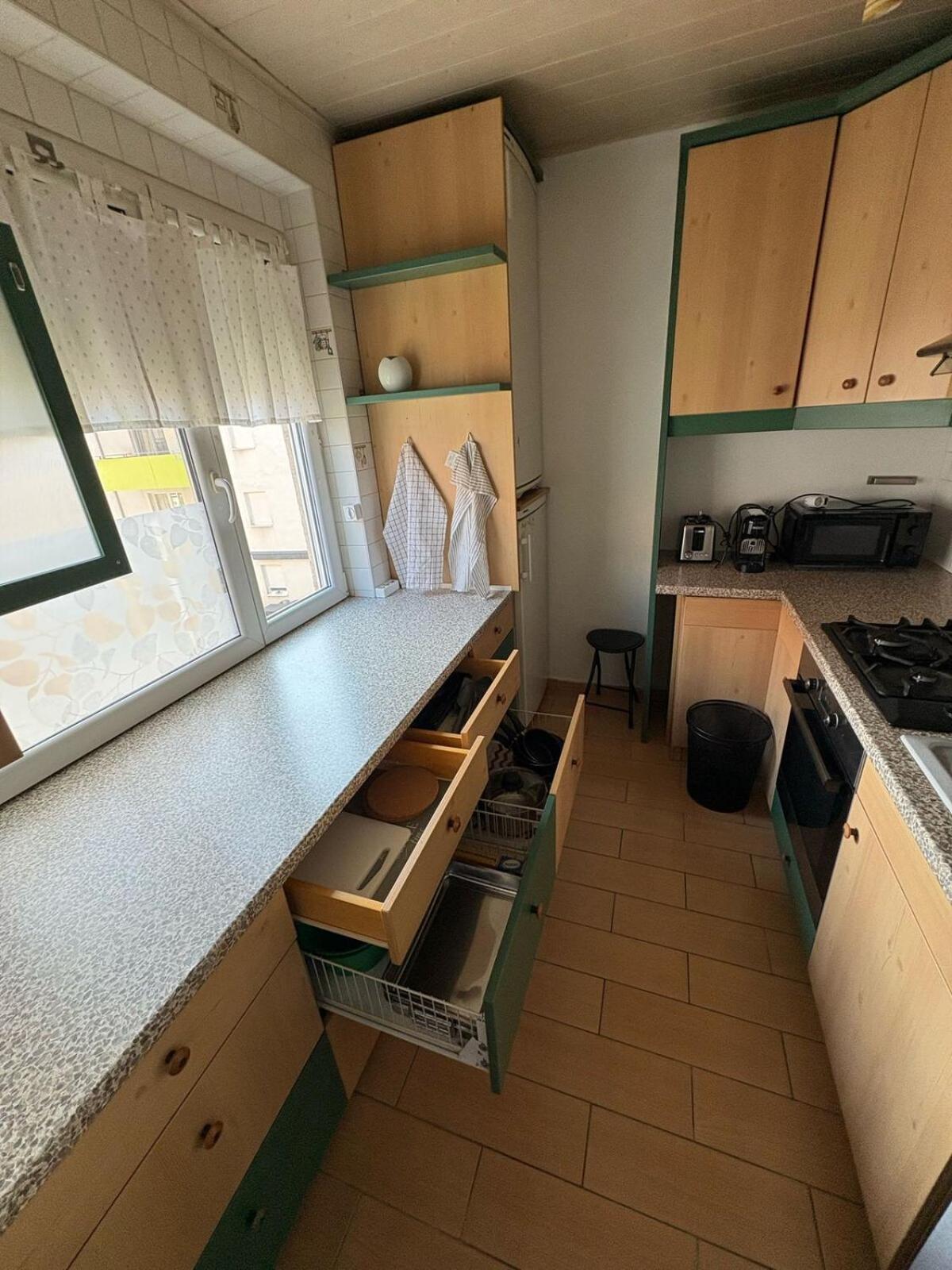Cosy Near Airport & Train Apartment