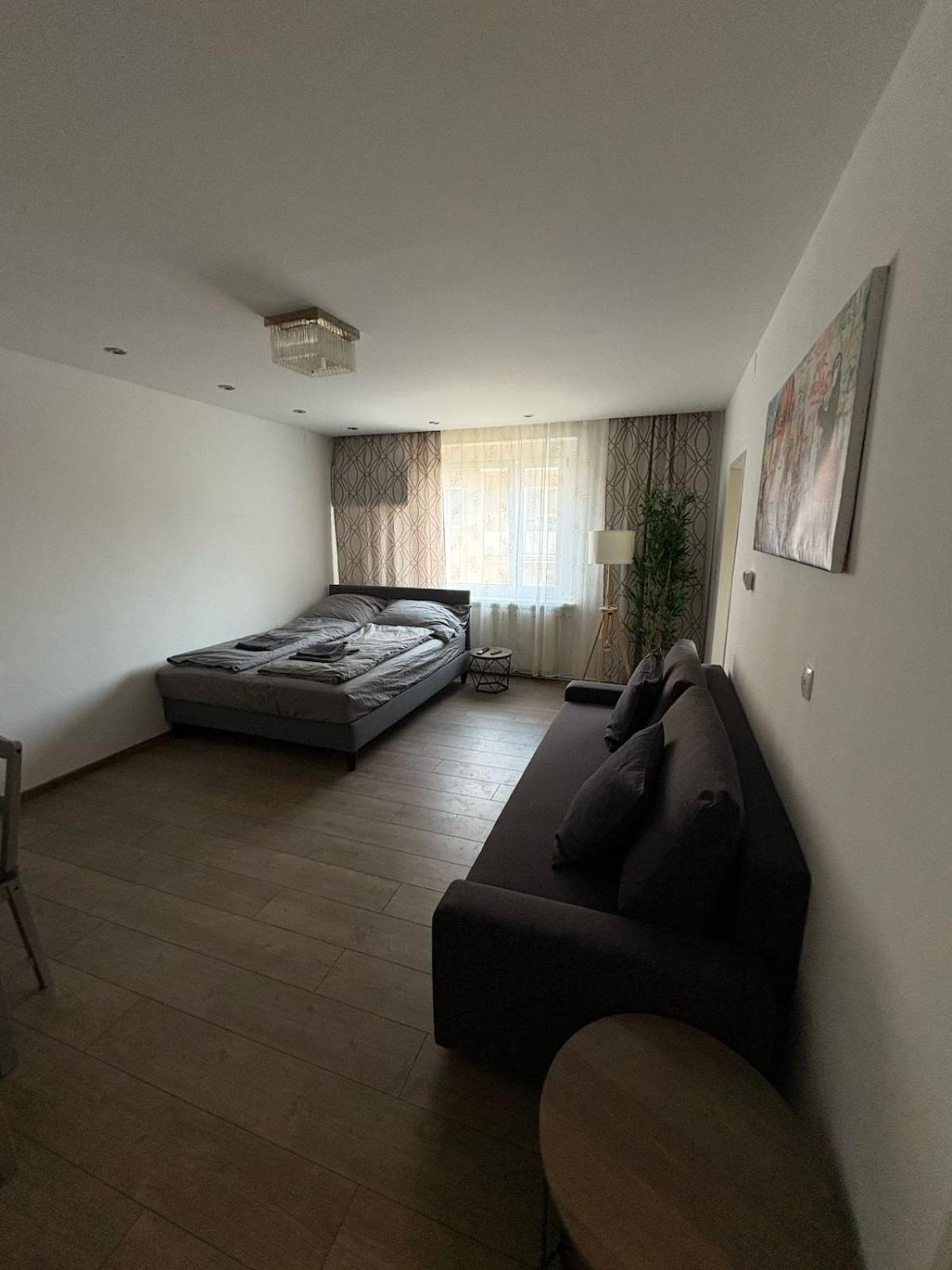 Cosy Near Airport & Train *